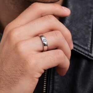 NWOT Size 7 Stainless steel band with solitaire zircon stone